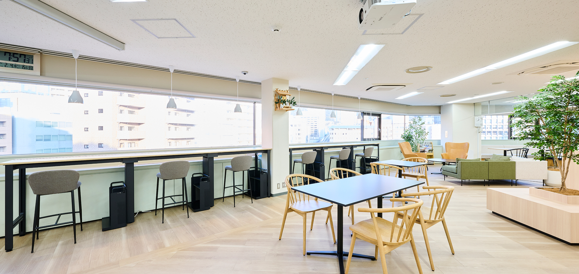 窓際カウンター席